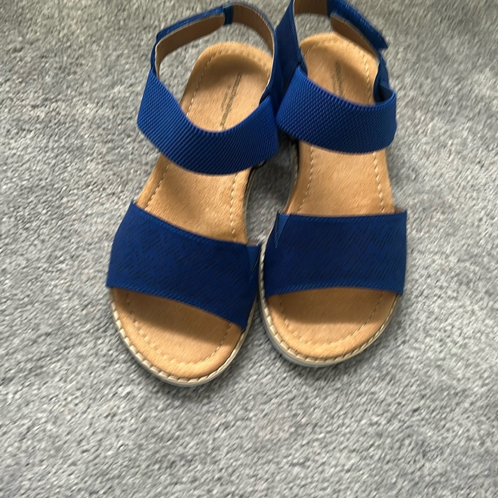 Blue cloudwalker sandals new never worn